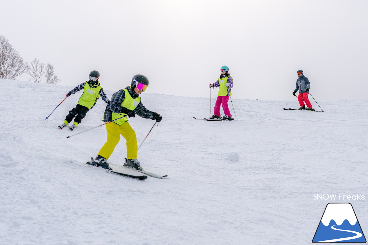 井山敬介さんと秋元日菜子さんのコンビは今年も健在！さらに、サプライズゲストも登場？！憧れのスキーヤーと一緒に雪と戯れ、『いちえ』の美味しいランチをいただく…。夢のようなイベント。めもるホールディングス presents プロスキーヤー・井山敬介さんと行く｜ダイナスティスキーリゾート